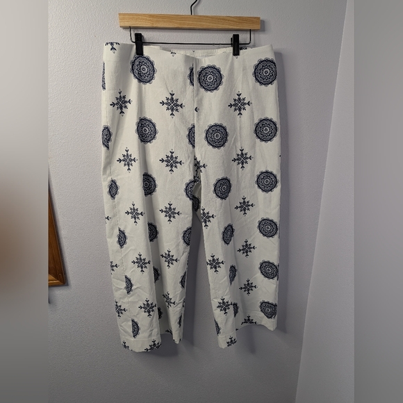 Chico's Pants - Chico's Perfect Stretch White Blue Medallion Crop Pants Size 2.5